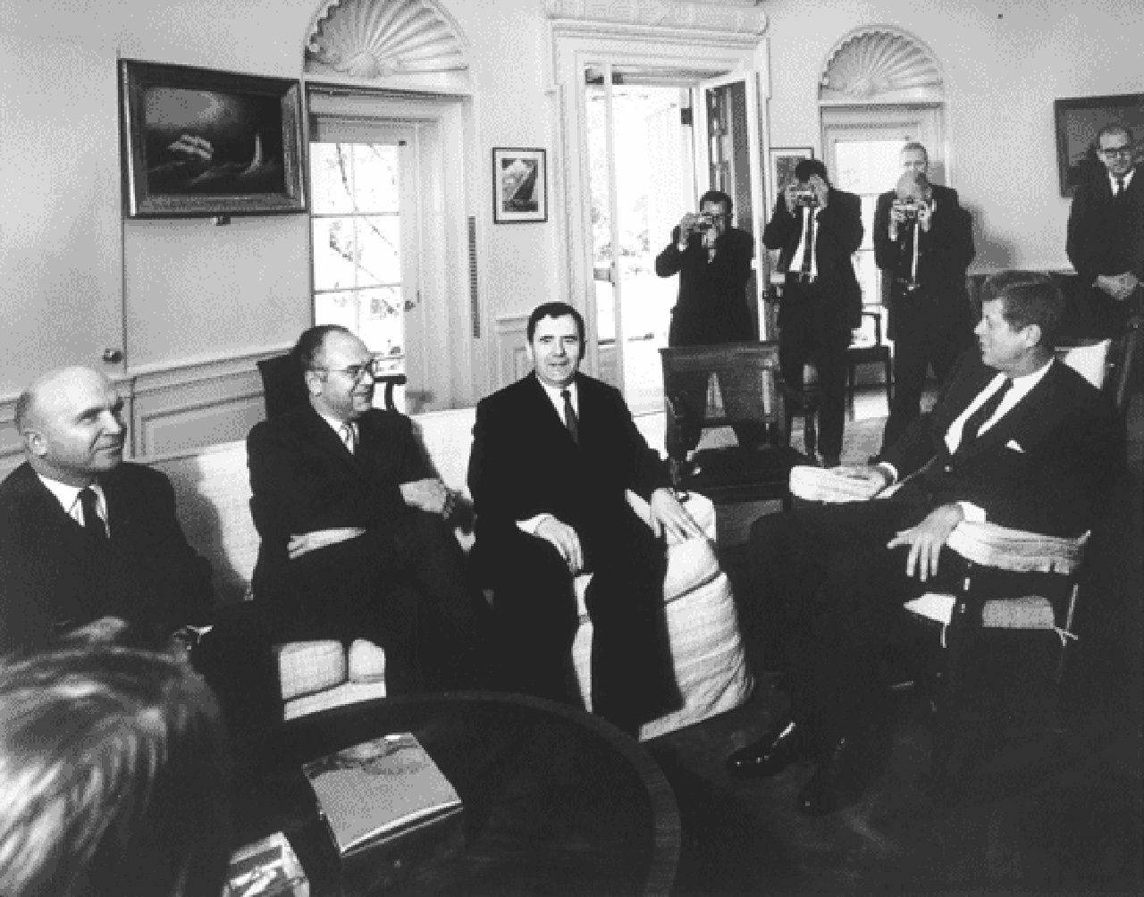 Советский министр иностранных дел Андрей Громыко (сидит второй справа) убеждает Джона Кеннеди, что советских ракет на Кубе нет. 18 октября 1962 года.