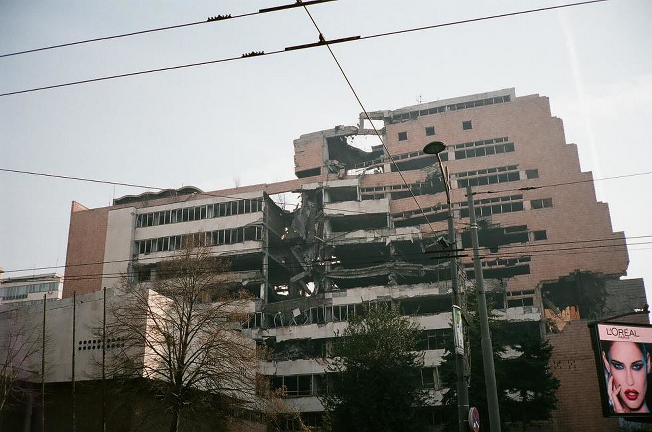 Разбомблённое здание министерства обороны оставлено в Белграде в память о бомбардировках 1999 года.