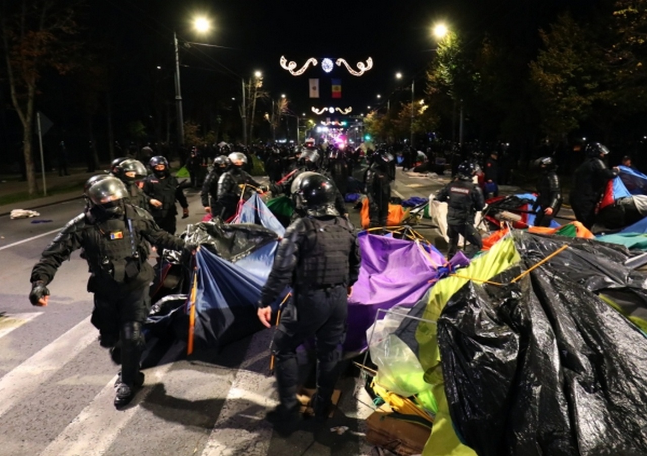 Полицейские убирают палатки участников антиправительственной акции протеста, организованной оппозиционной партией «Шор» 16 октября 2022 г.