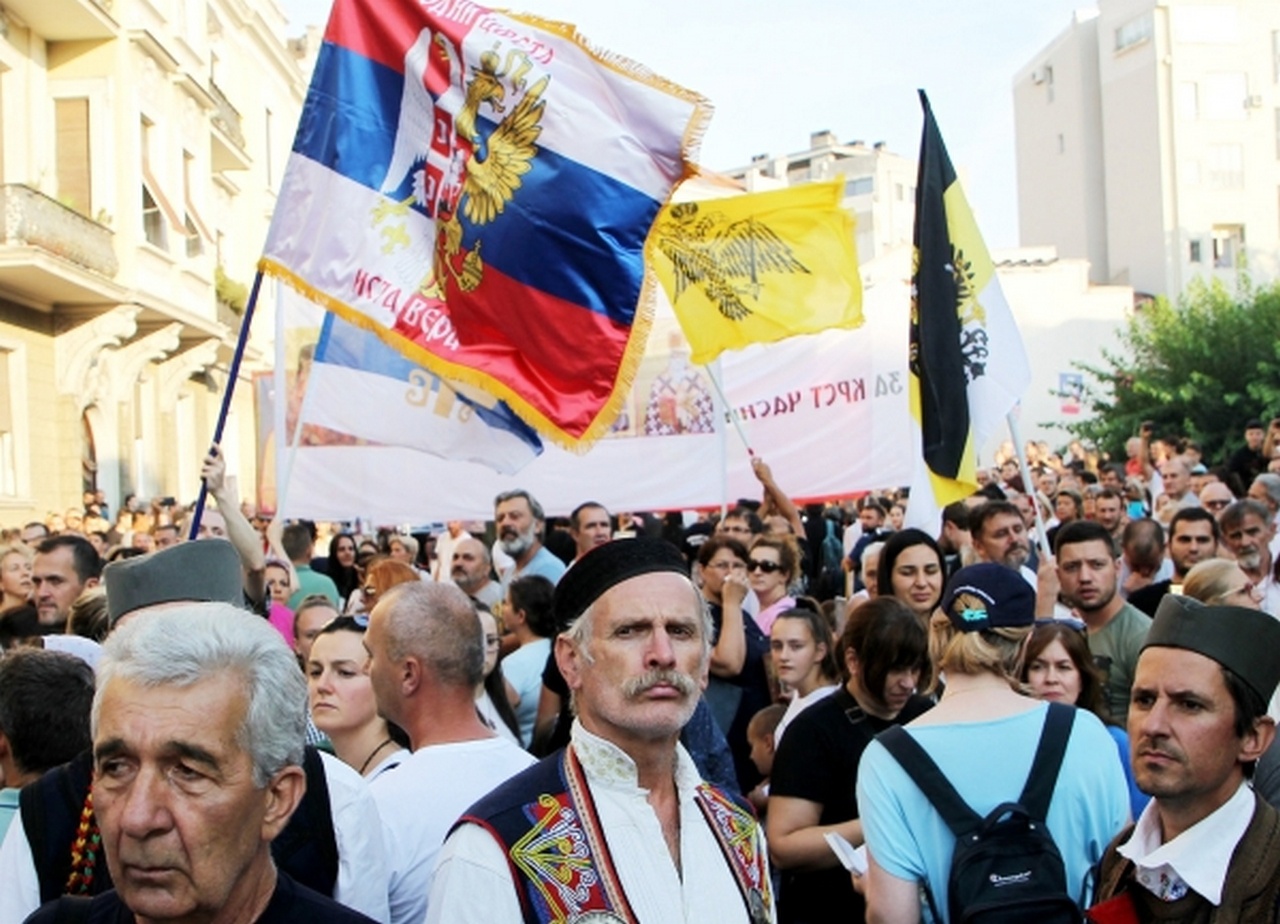 Участники акции протеста против проведения гей-парада перед зданием Патриархии Сербской православной церкви в Белграде.