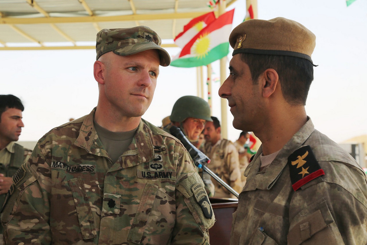 Эдвин Маттаидесс (слева) во время службы в Ираке.