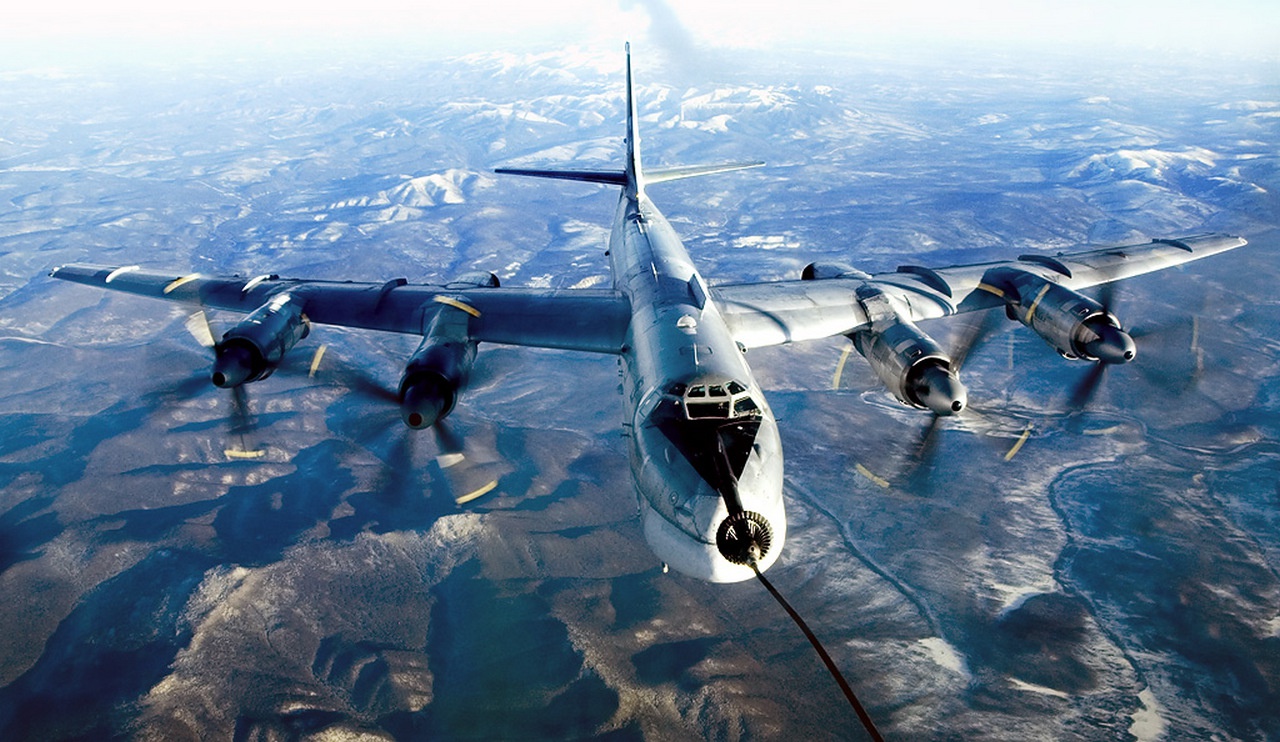 Дозаправка Ту-95МС в воздухе - сложнейший манёвр.