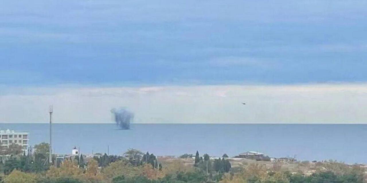 Момент уничтожения подводного дрона российским вертолётом.