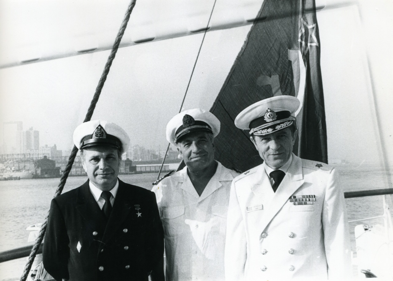 На советском паруснике «Крузенштерн». США. Контр-адмирал И. Сакулькин справа. 1976 год.