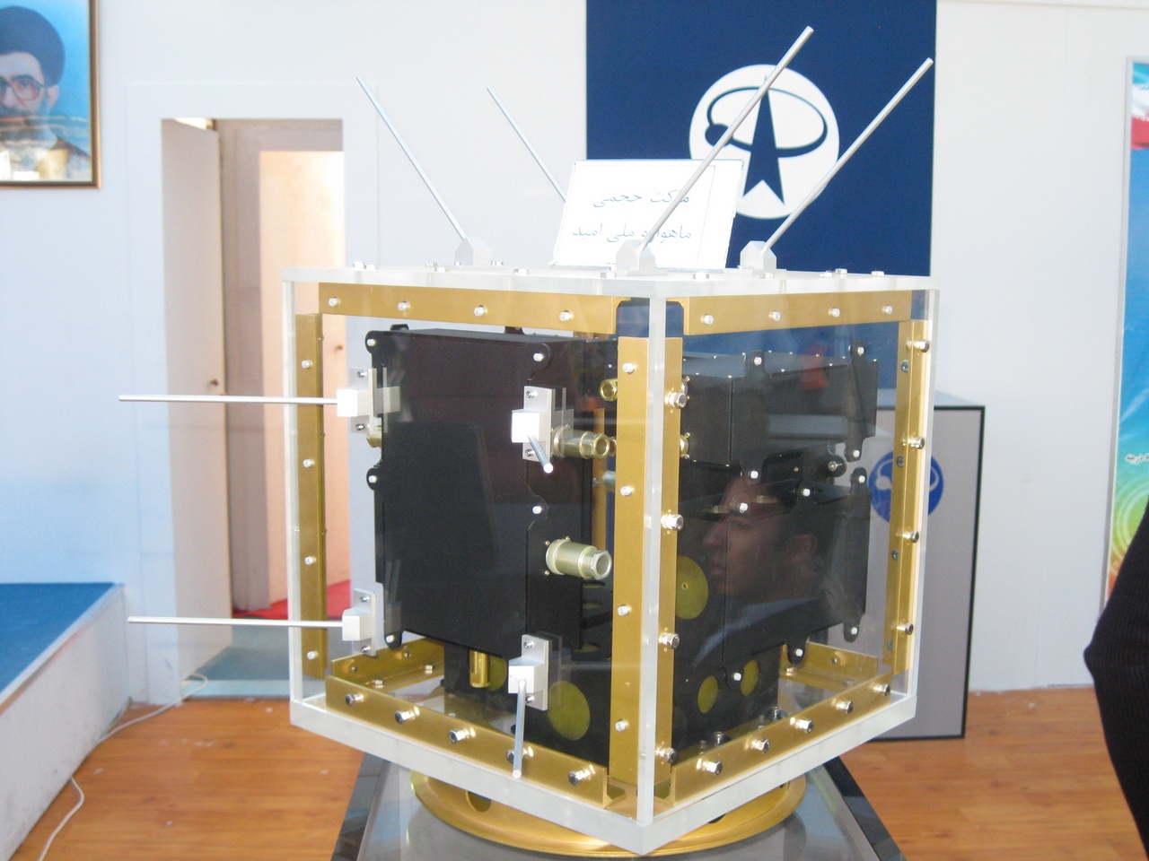 Малогабаритный спутник «Омид» (макет).