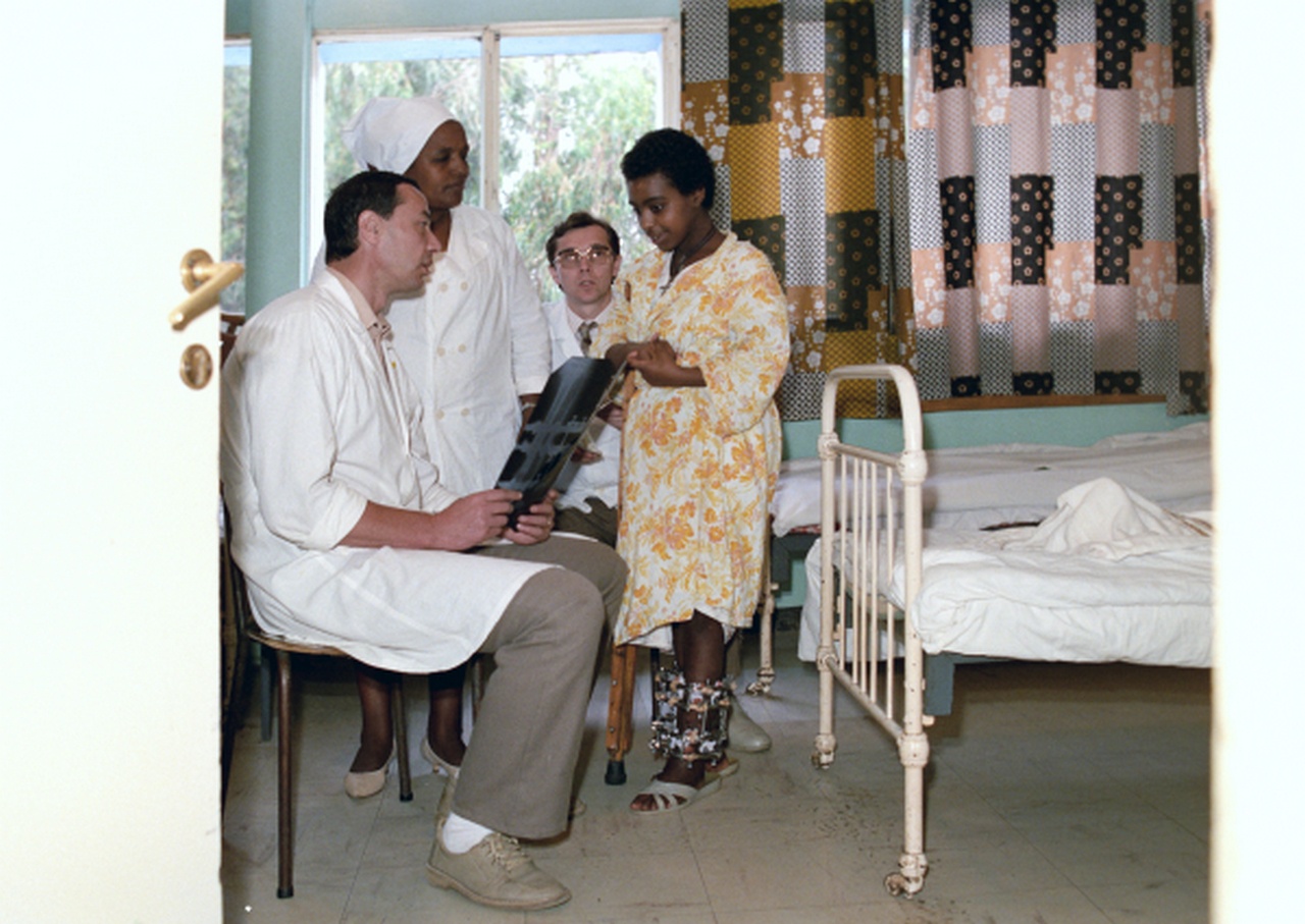 Советский врач-ортопед Леонид Елдышев оказывают медицинскую помощь населению в Эфиопии, 1987 г.