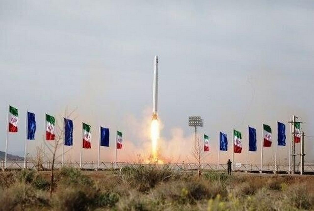 Спутник «Нур-2» был выведен на 500-километровую орбиту при помощи трёхступенчатой ракеты-носителя «Касед».