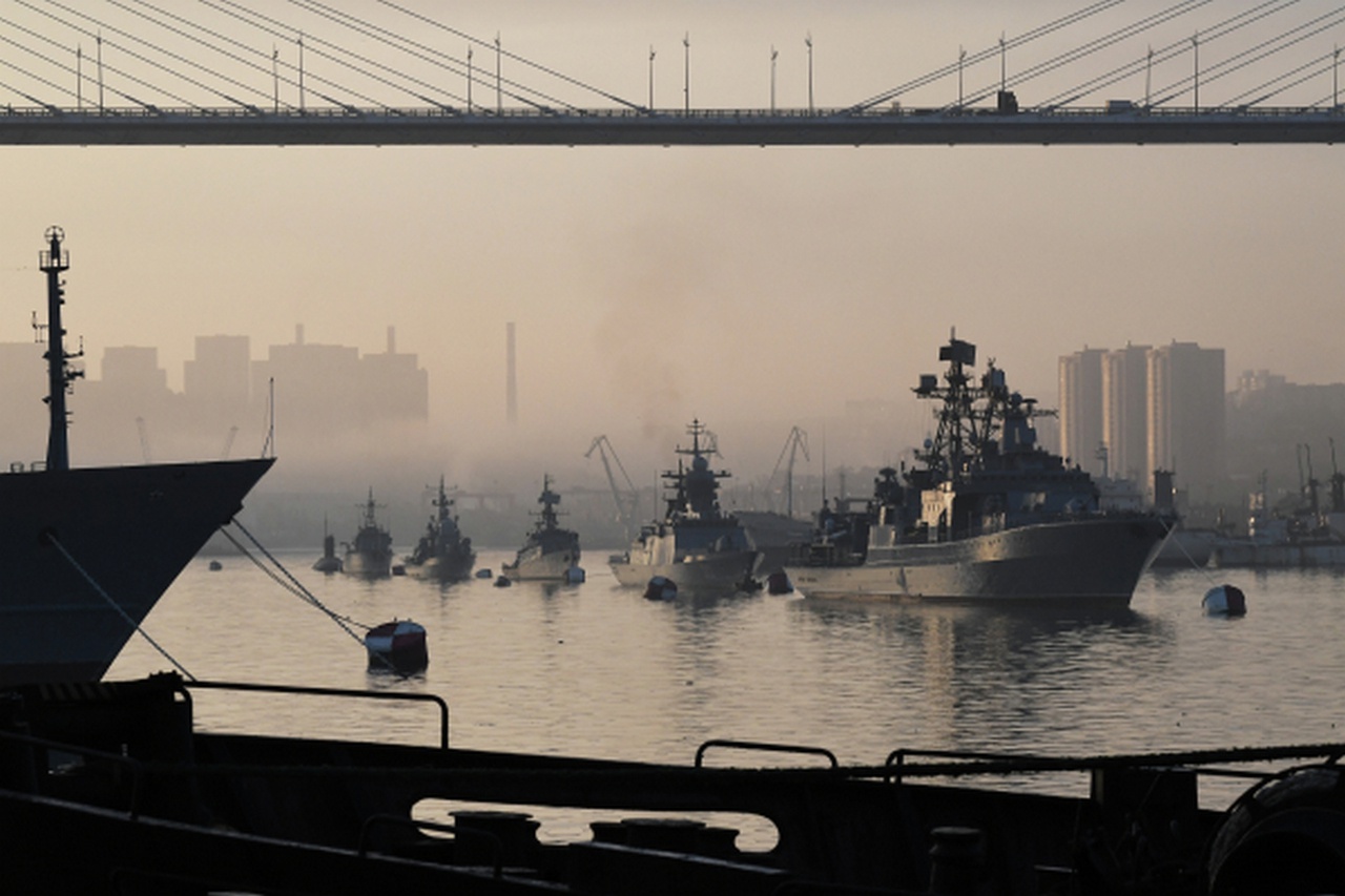 Корабли Тихоокеанского флота в акватории бухты Золотой Рог.