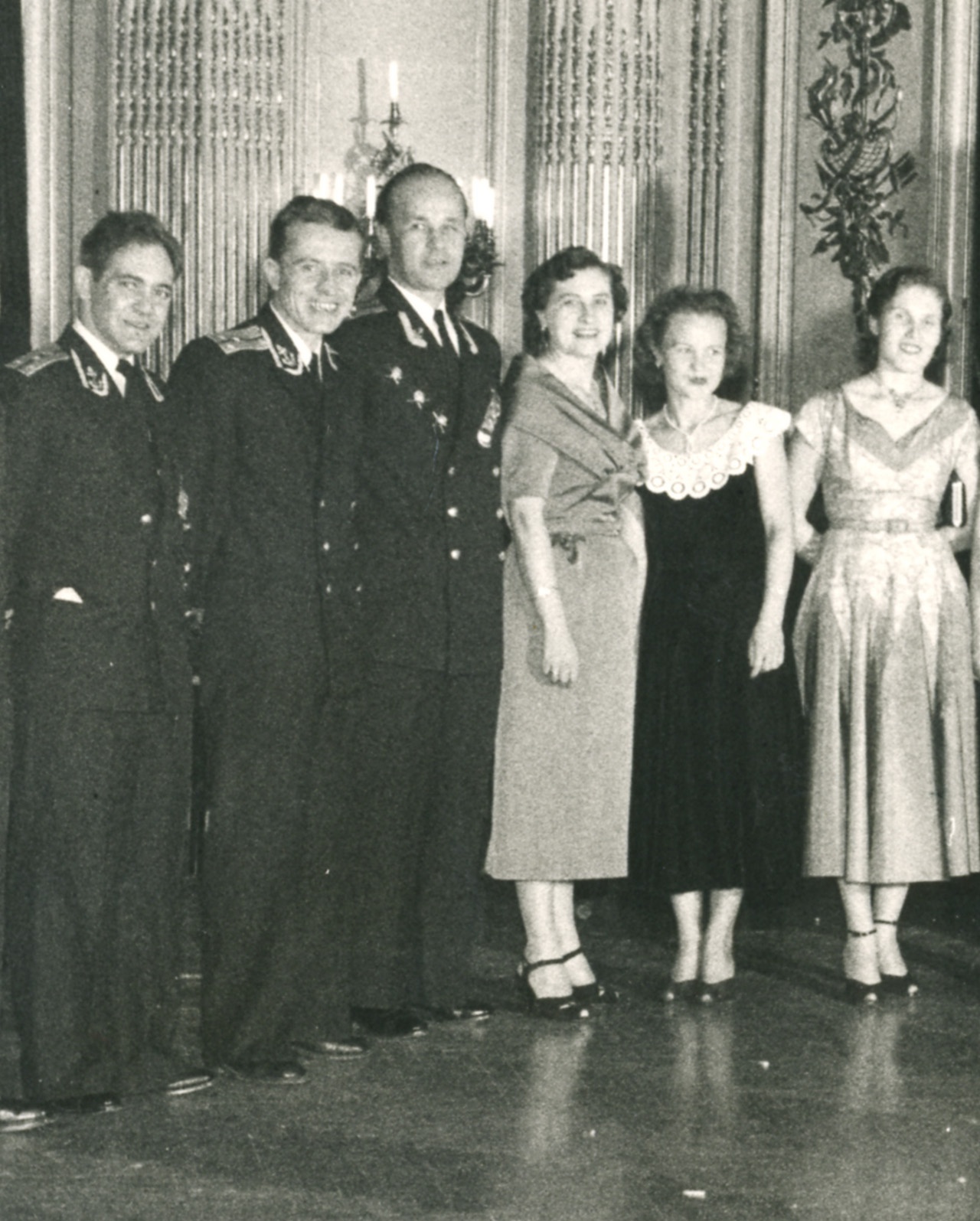 Сотрудники аппарата военно-морского атташе СССР в США. Второй слева старший лейтенант И. Сакулькин. 1957 год.