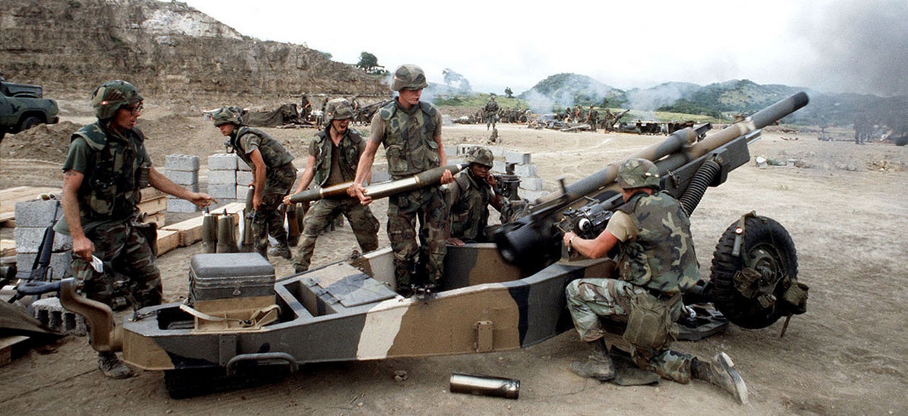 Военнослужащие 82-й воздушно-десантной дивизии США ведут огонь из 105-мм гаубицы M102 в Гренаде, 1983 г.