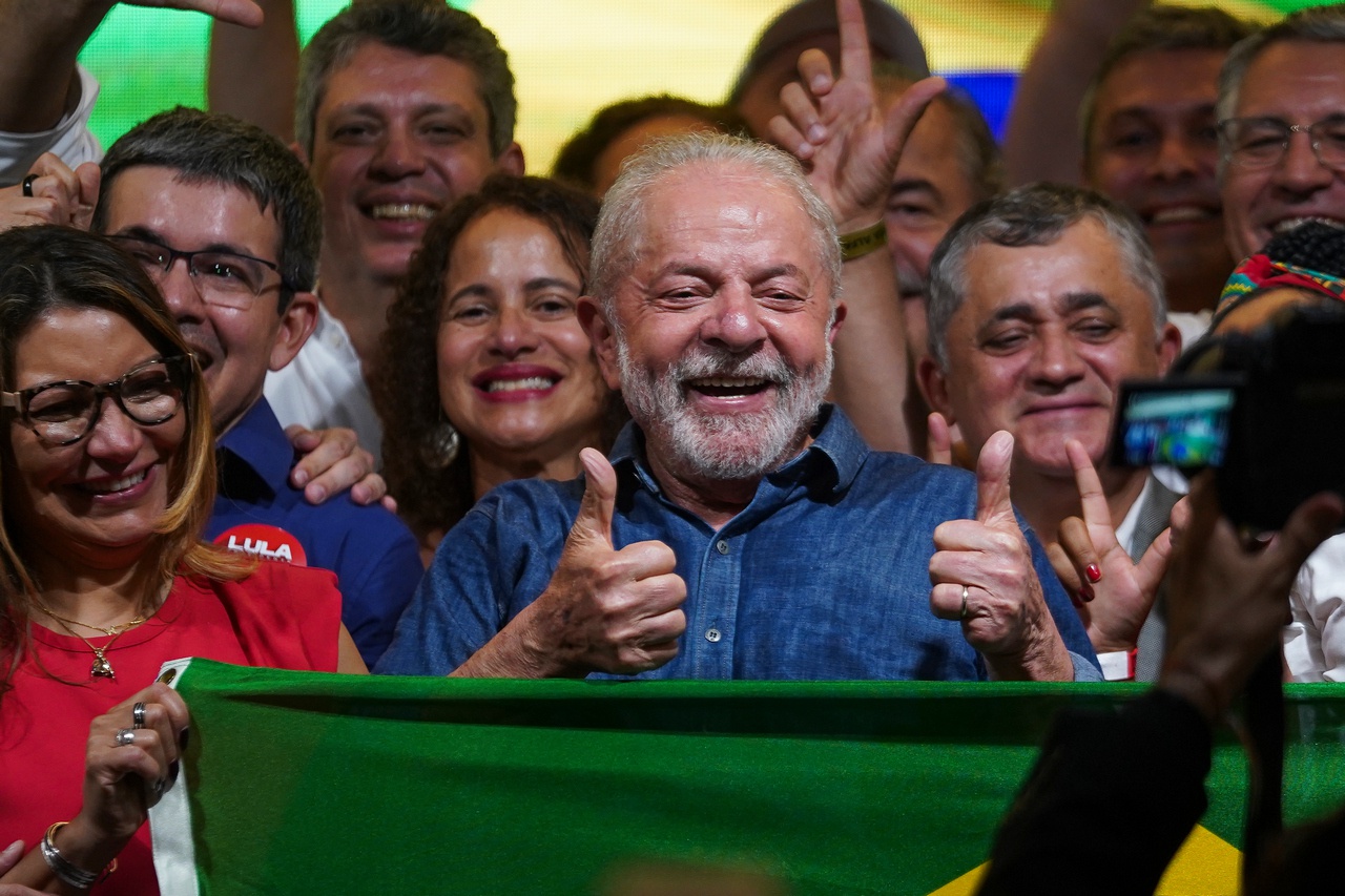 Лула празднует победу.