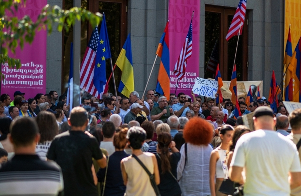 Участники акции протеста в Ереване требуют выхода Армении из Организации Договора о коллективной безопасности.