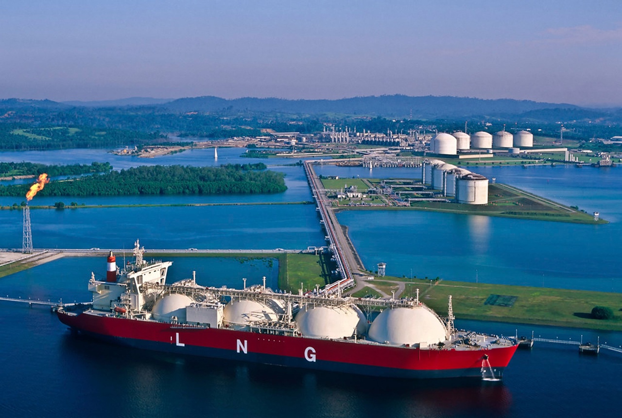 Чтобы перегружать газ с танкеров, нужна серьёзная береговая инфраструктура.