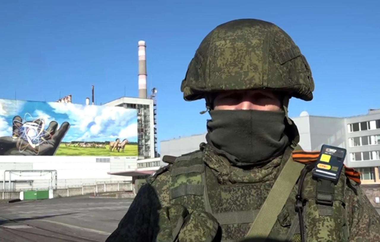 Военнослужащий Росгвардии охраняет территорию Чернобыльской АЭС.
