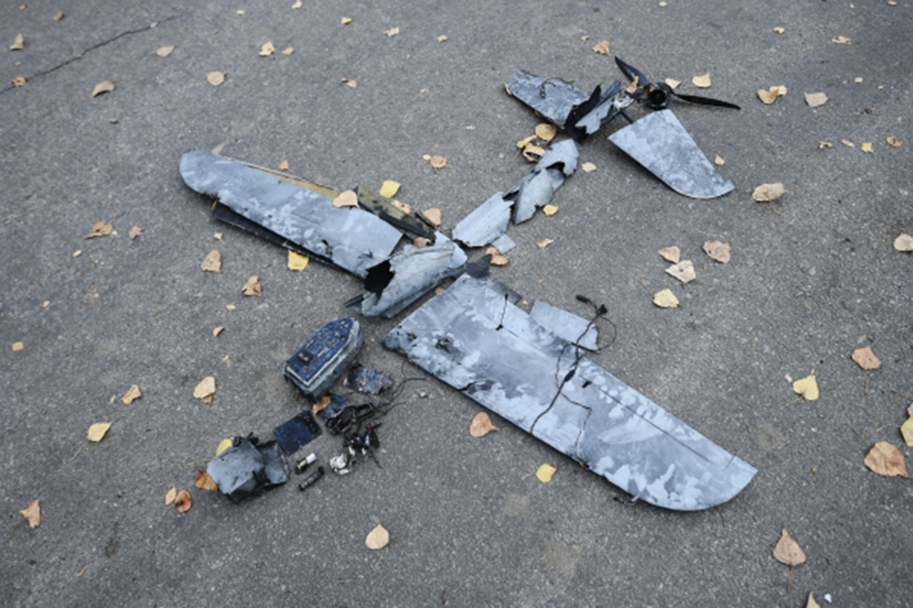 Остатки украинского дрона-камикадзе, который 29 августа пробил крышу на территории Запорожской АЭС.
