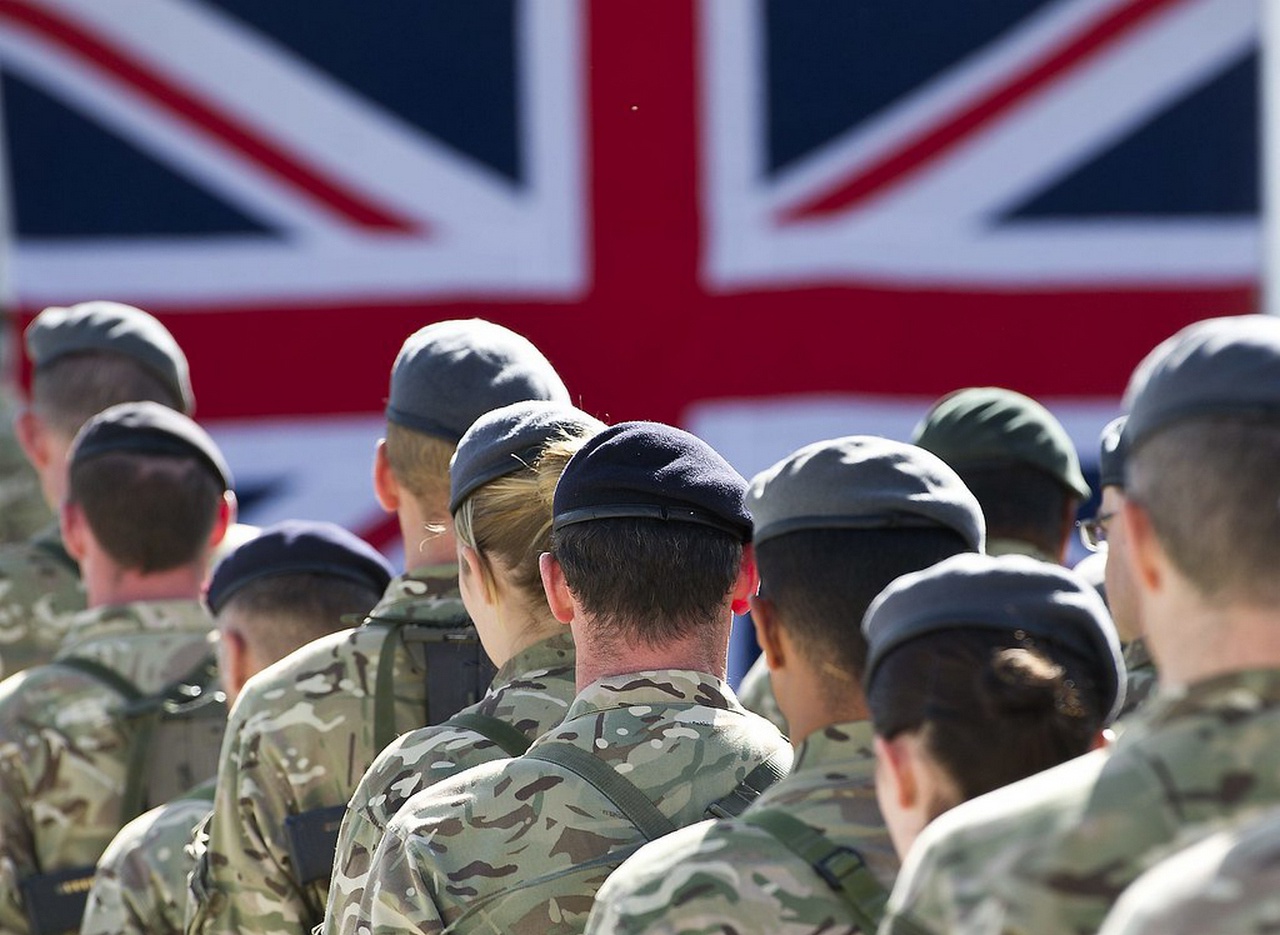 Интересно, как отреагировали в британской армии на то, что премьер-министр «сдала их с потрохами» всему миру?