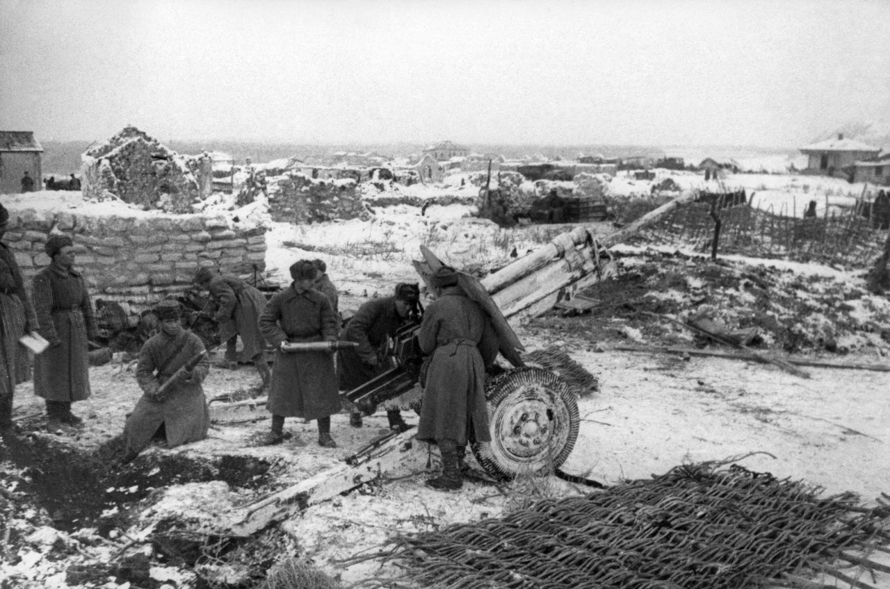 Советские артиллеристы ведут огонь из пушки калибра 76,2 мм. Сталинград, ноябрь 1942 г.