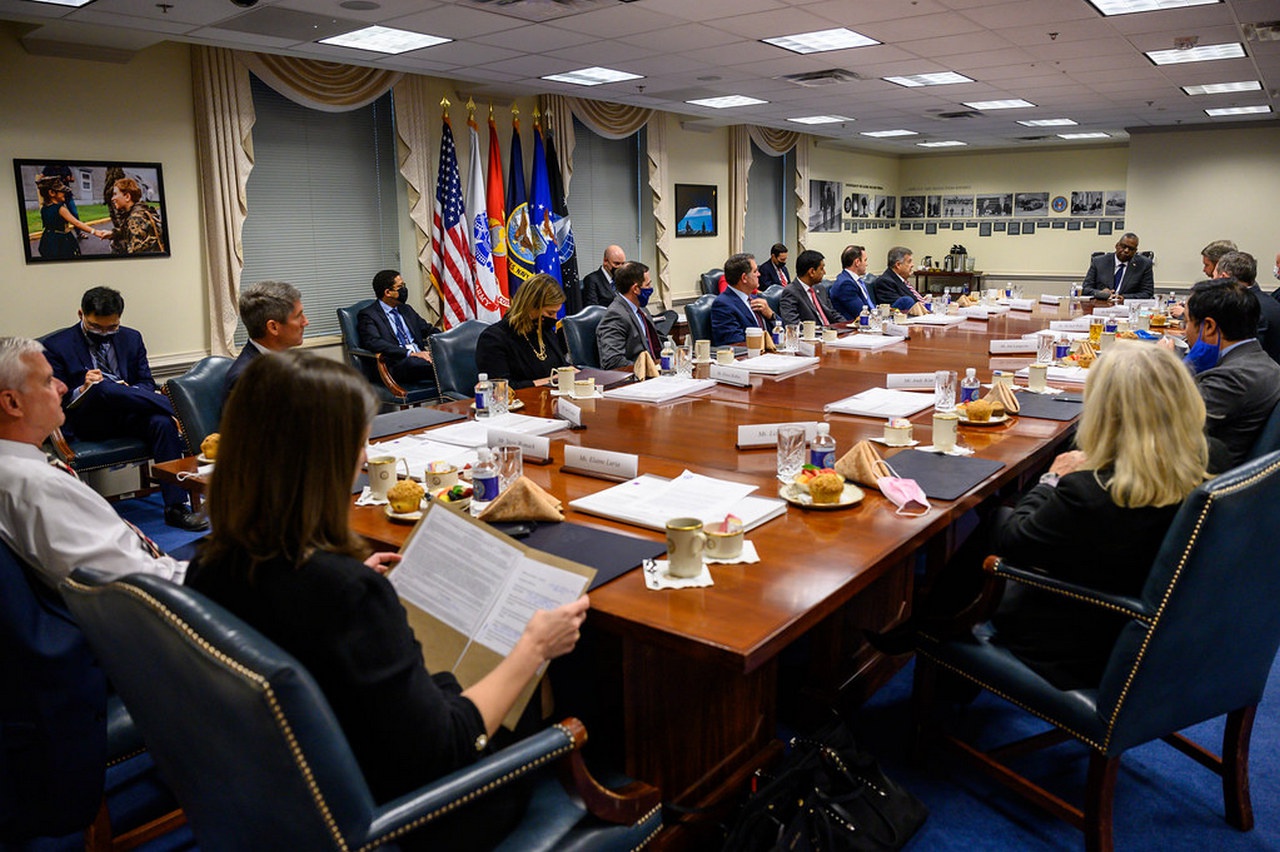 Министр обороны США Ллойд Остин выступает перед членами Конгресса во время встречи в Пентагоне, посвящённой проблеме вызовов, исходящих от Китая.