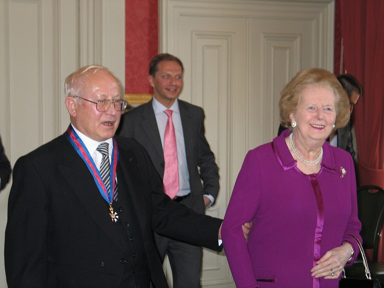 Маргарет Тэтчер поздравляет Олега Гордиевского с награждением орденом. 18 октября 2007 г.
