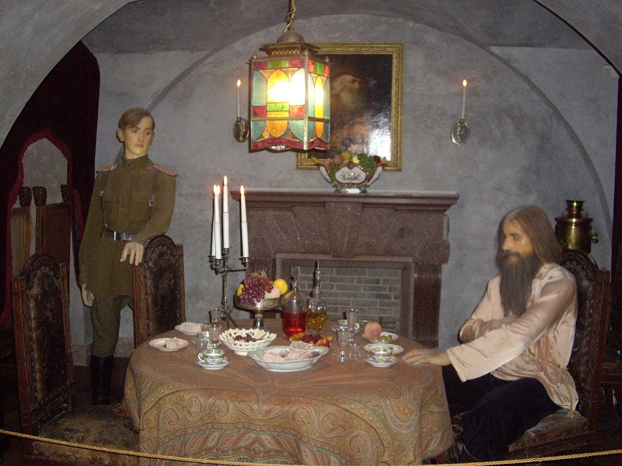 Восковые фигуры Феликса Юсупова и Григория Распутина на месте убийства. Убийство Распутина - акция, спланированная англичанами.