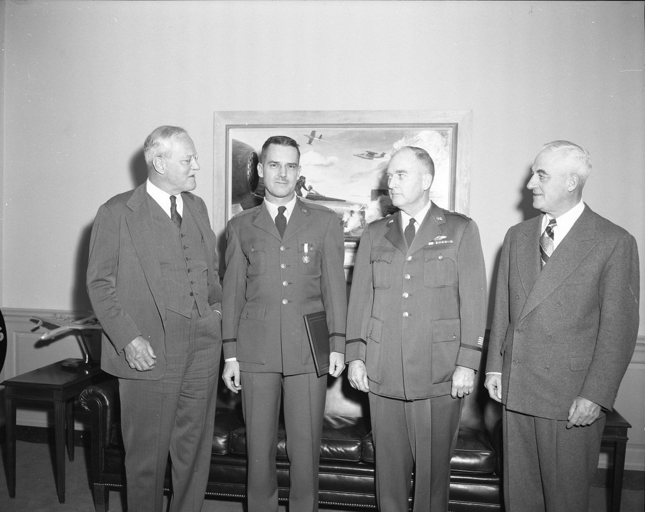 Директор ЦРУ Аллен Даллес (слева) с экспертом ЦРУ по борьбе с повстанцами Эдвардом Лэнсдейлом, начальником штаба ВВС США Натаном Ф. Твинингом и заместителем директора ЦРУ Чарльзом П. Кэбеллом в 1955 году.