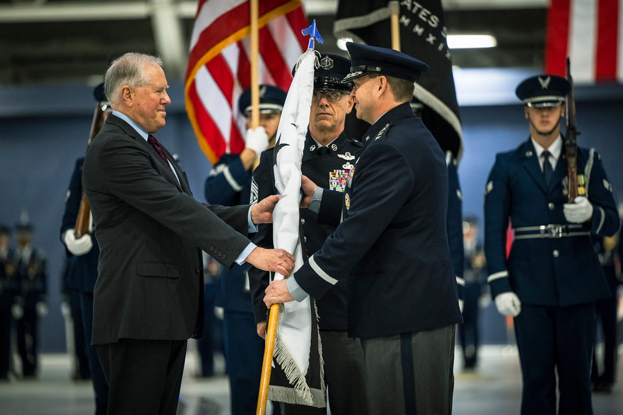 Министр ВВС Фрэнк Кендалл вручает флаг Космических сил генералу Чансу Зальцману, начальнику отдела космических операций.