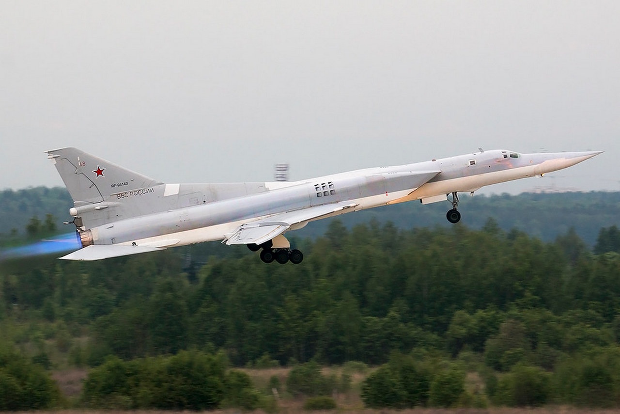 Бомбардировщики Ту-22М3 теперь вооружены сверхзвуковыми противокорабельными ракетами Х-32.