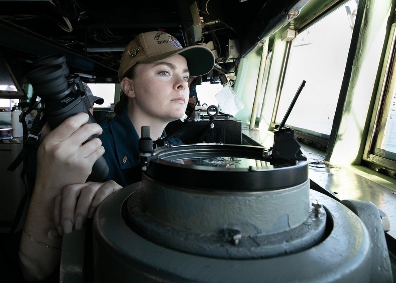 Энсин (младший офицер) Александра Бош на мостике эсминца USS Arleigh Burke.