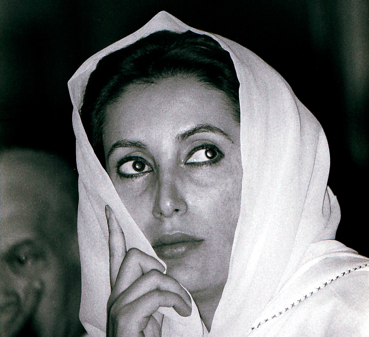Беназир Бхутто, первая женщина - премьер-министр Пакистана, была убита в 1996 г.