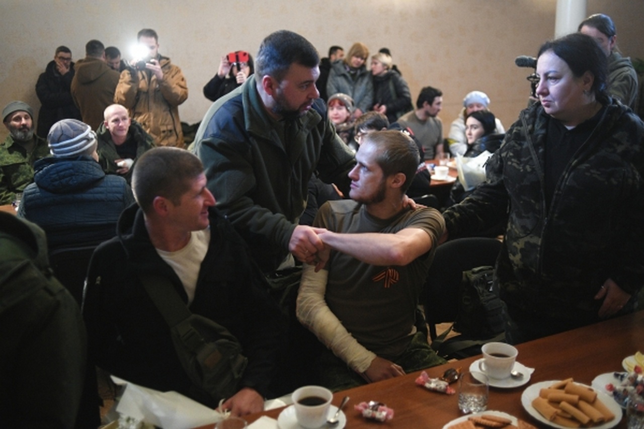 Временно исполняющий обязанности главы ДНР Денис Пушилин (в центре) на встрече с военнослужащими, освобождёнными из украинского плена.