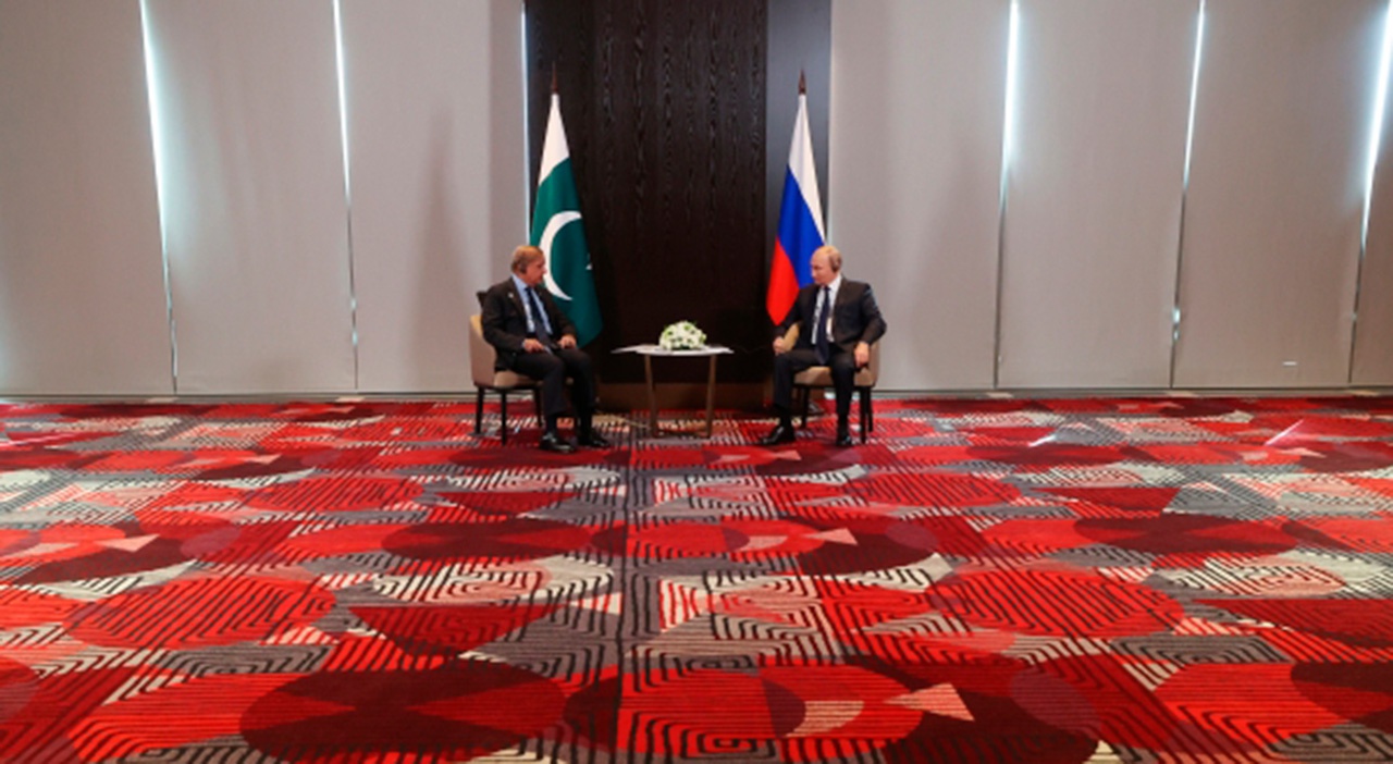 Президент РФ Владимир Путин и премьер-министр Пакистана Шахбаз Шариф во время встречи на полях саммита ШОС в Самарканде.