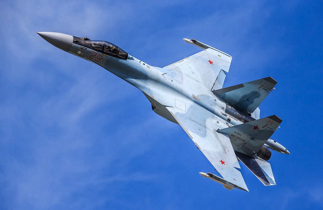 Су-35 чувствует себя «королём воздуха».