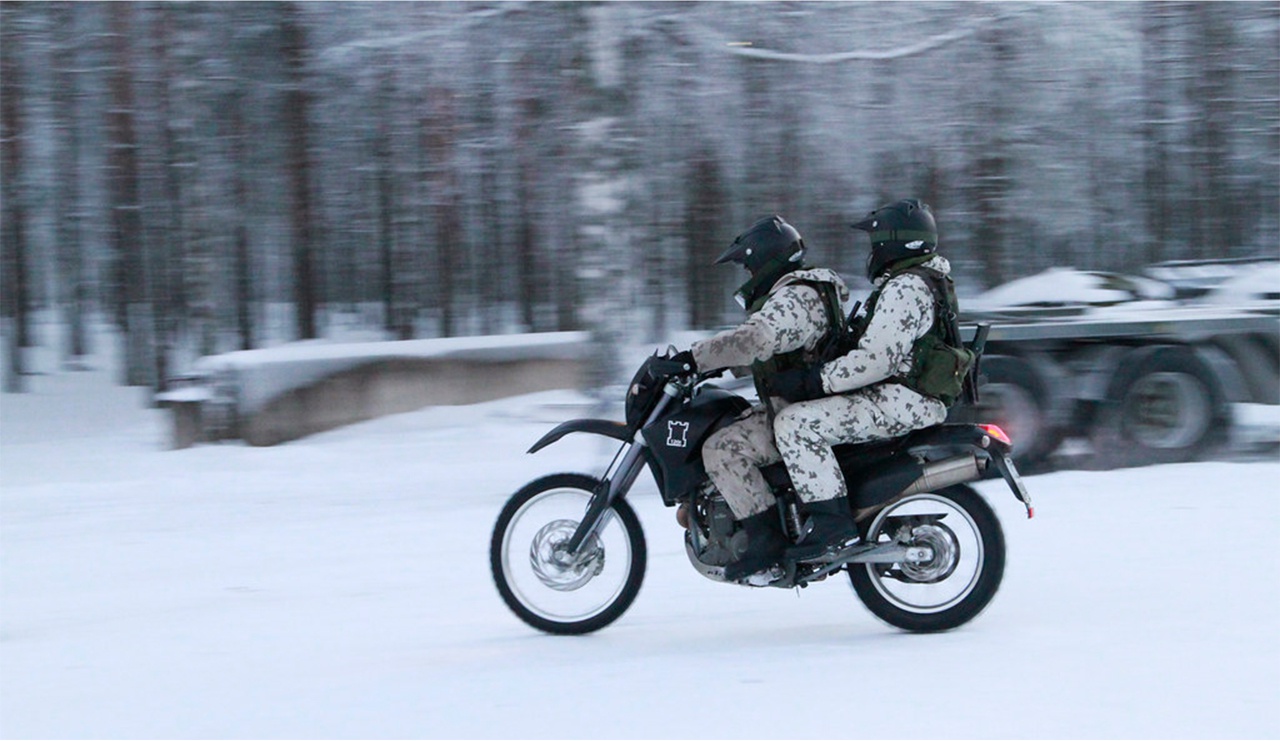 Финская армия: когда нет оленей, может и на мотоцикле прокатить.