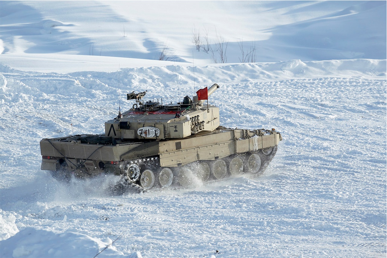 «Леопард» на снегу. Ждёт китайцев.