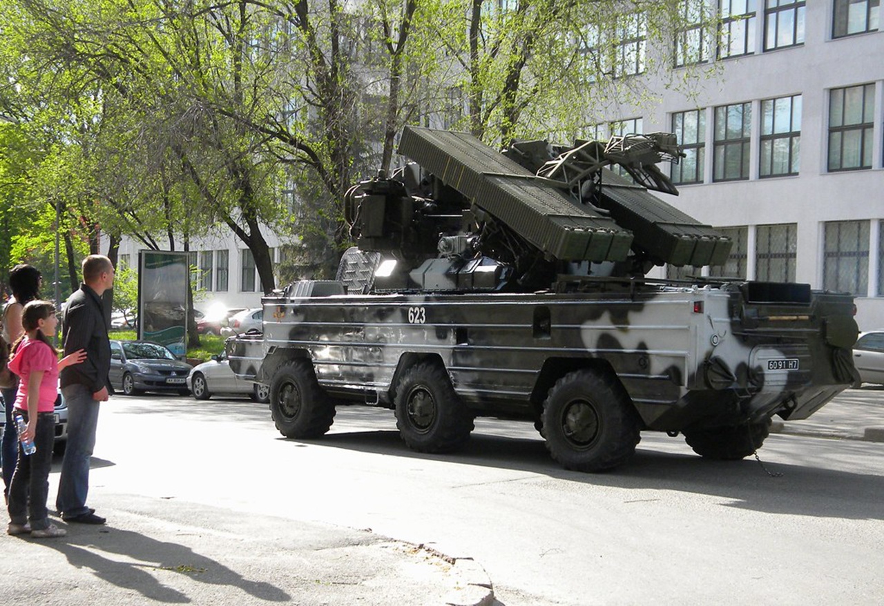 Самоходный армейский зенитно-ракетный комплекс 9К33 «Оса» в Харькове.