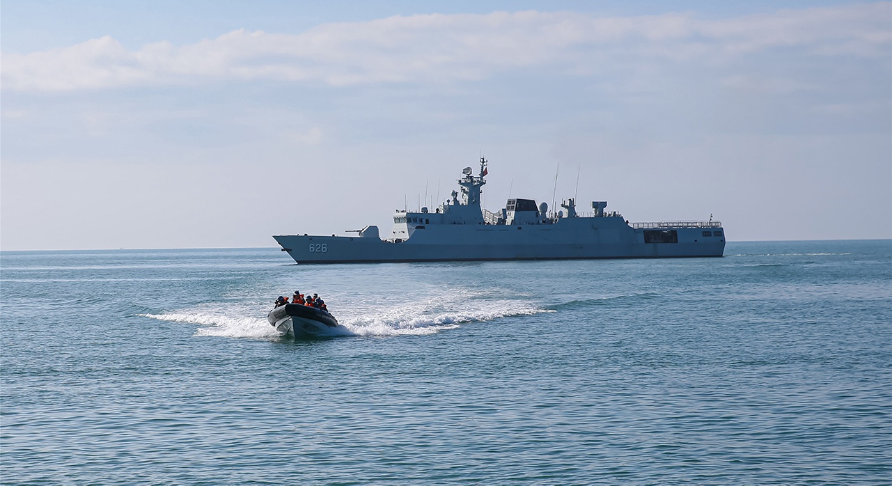 Фрегат ВМС Китая во время учений в Южно-Китайском море.