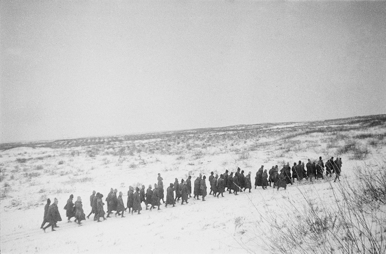 Колонна румынских военнопленных, взятых в плен в районе станицы Распопинской под городом Калачом.