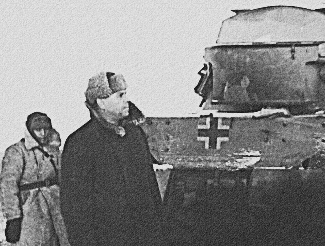 Представитель Ставки Верховного Главнокомандования, начальник Генерального Штаба РККА генерал-полковник Александр Михайлович Василевский осматривает разбитую технику противника под Сталинградом.