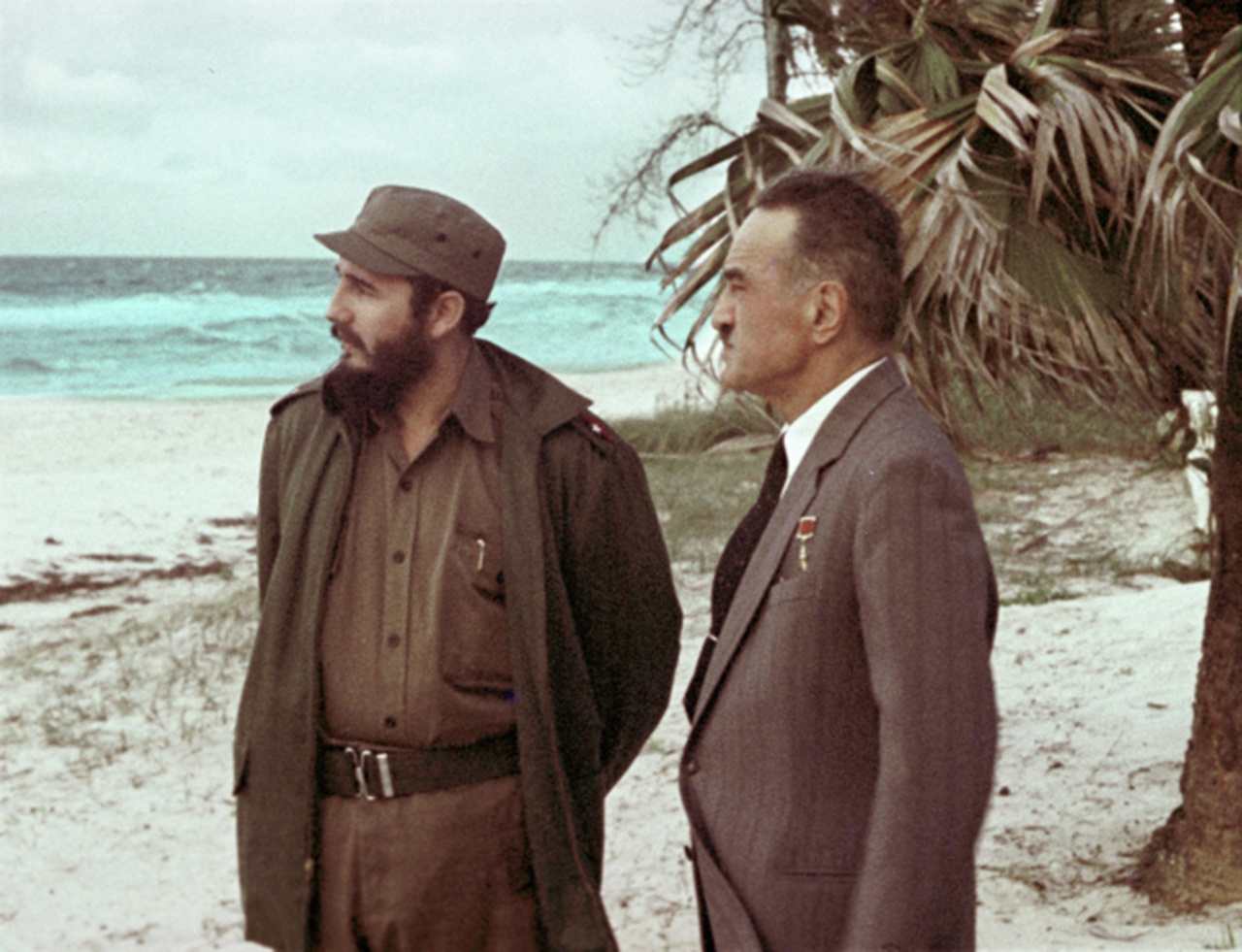 Первый заместитель Председателя Совета Министров СССР Анастас Микоян (справа) и первый секретарь ЦК КП Кубы, премьер-министр революционного правительства Республики Куба Фидель Кастро.