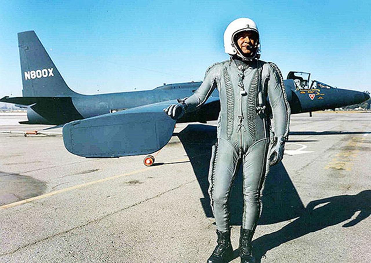 Лётчик Фрэнсис Гэри Пауэрс у высотного самолёта U-2. Именно он был сбит 1 мая 1960 г. и осуждён в СССР за шпионаж.