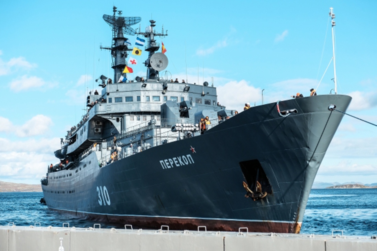 Корабль «Перекоп» первым в истории учебных штурманских походов ВМФ России совершил переход по Северному морскому пути в Североморск.