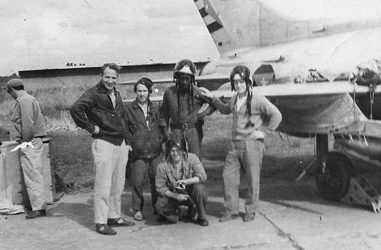 Советские и кубинские авиаторы. Второй слева - лётчик Н.А. Румянцев. Куба, 1963 г.