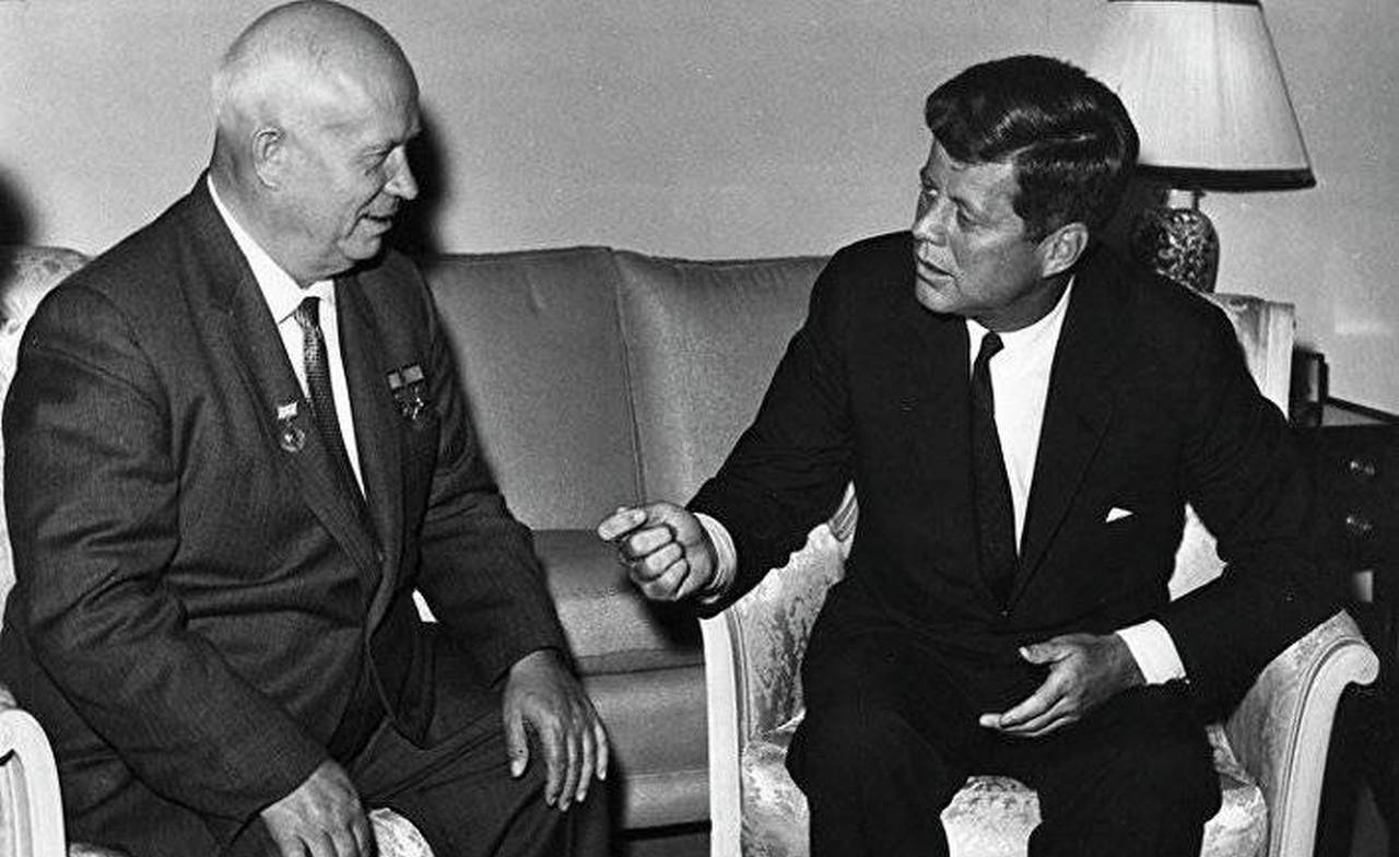Н. Хрущёв и Дж. Кеннеди были знакомы лично.
