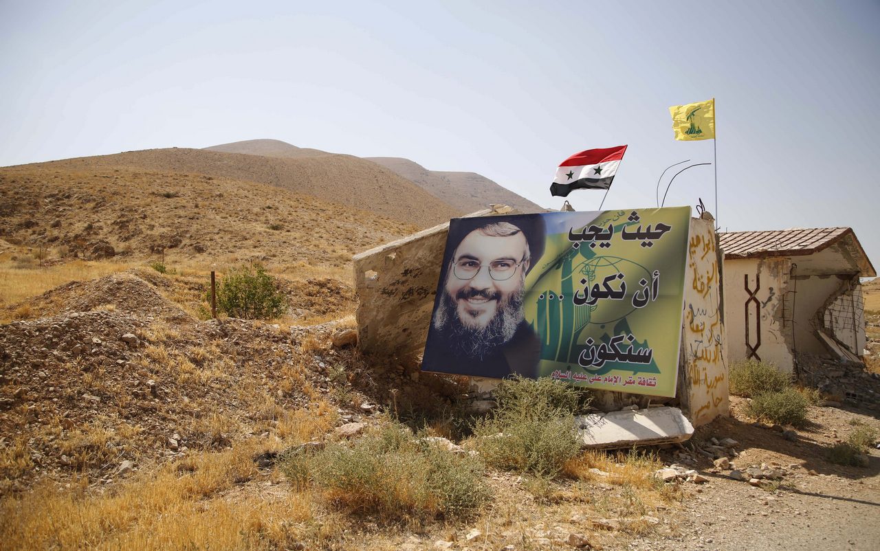 Гигантский плакат с изображением лидера «Хезбаллы» Хасана Насраллы с одним из его знаменитых заявлений «Мы будем там, где должны быть» в городе Кара, западный регион Каламун, Сирия.