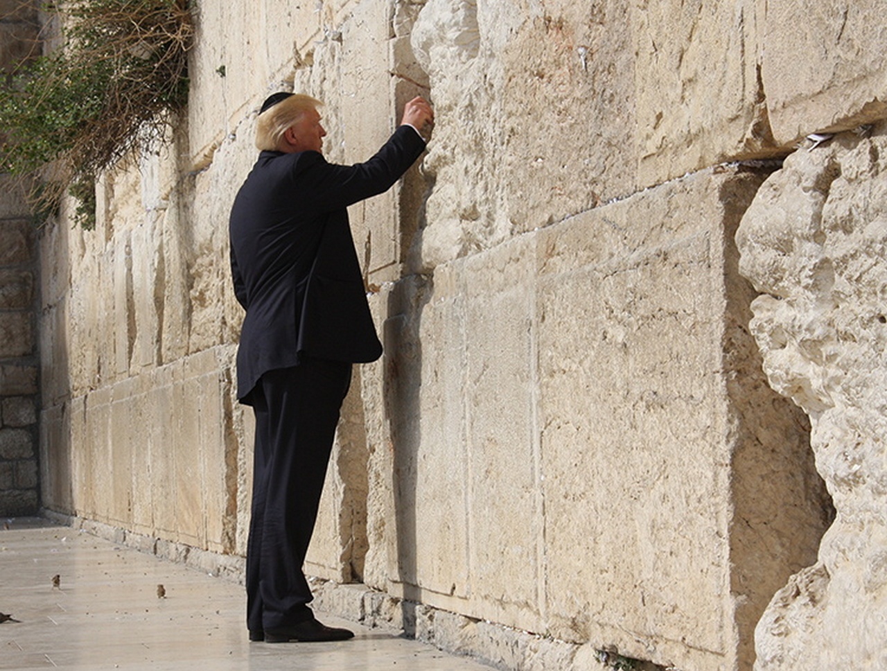 О чём Трамп просил Бога, останется между ними. А вот открытие посольства США в Иерусалиме вызвало бурю протестов по всему миру.