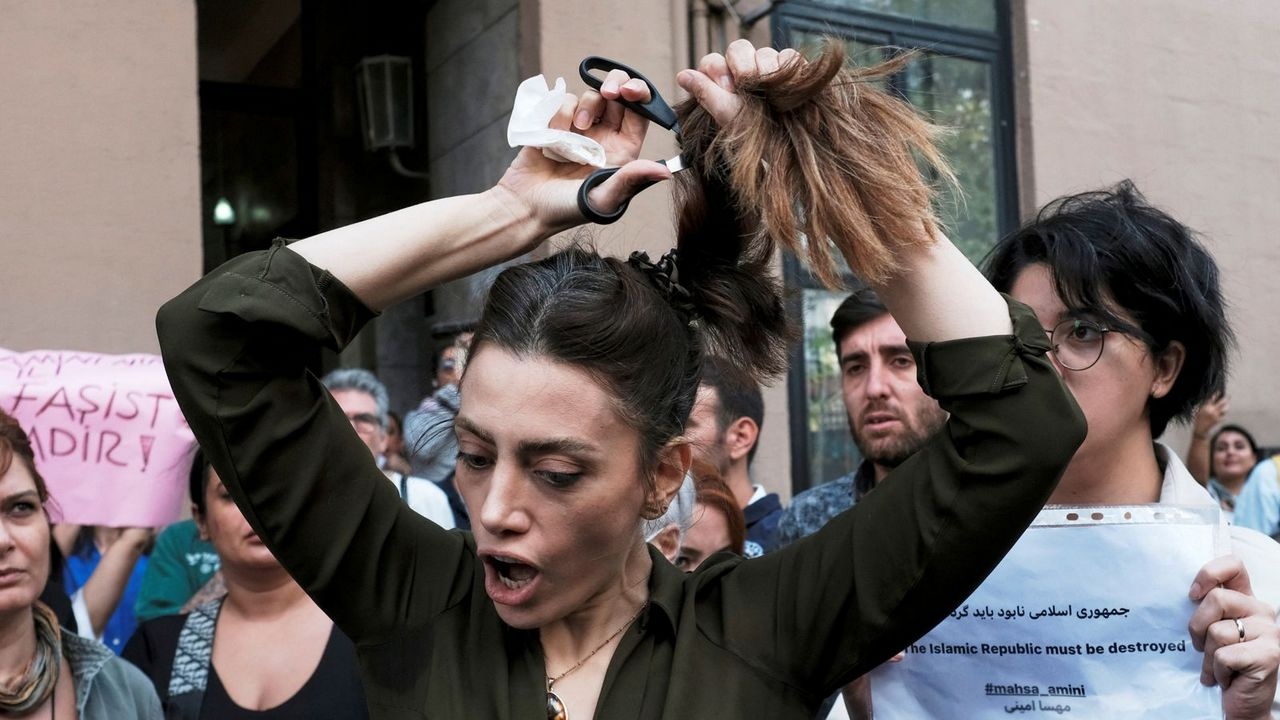В знак солидарности с иранками женщины из разных стран публично обрезали волосы.
