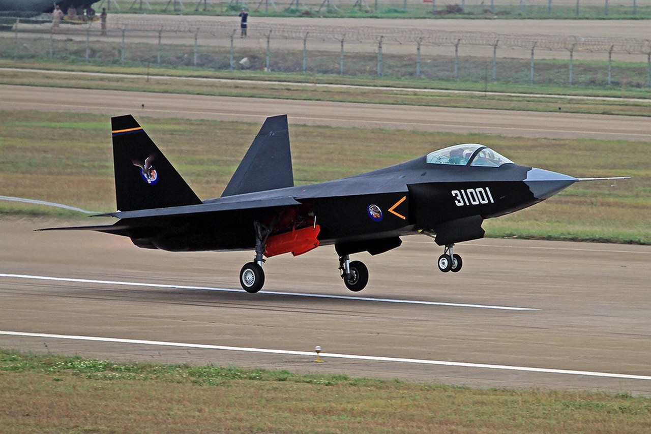 Многоцелевой истребитель ВВС НОАК пятого поколения J-31 уж очень похож на американский F-35.