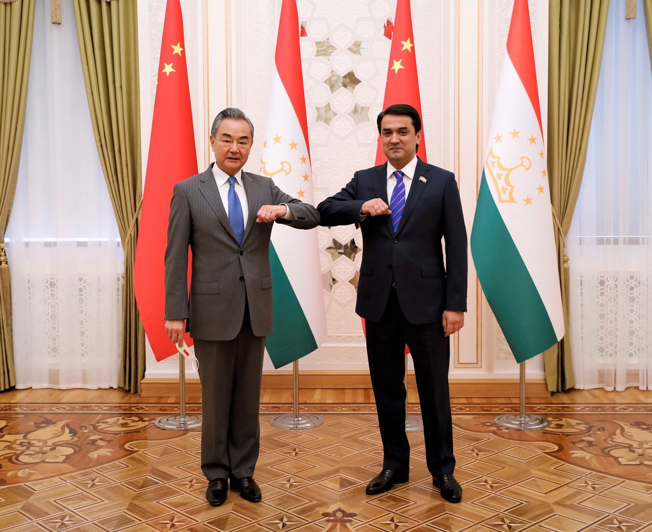 Председатель Национального собрания Таджикистана Рустам Эмомали (справа) с министром иностранных дел Китая Ван И, август 2022 г.