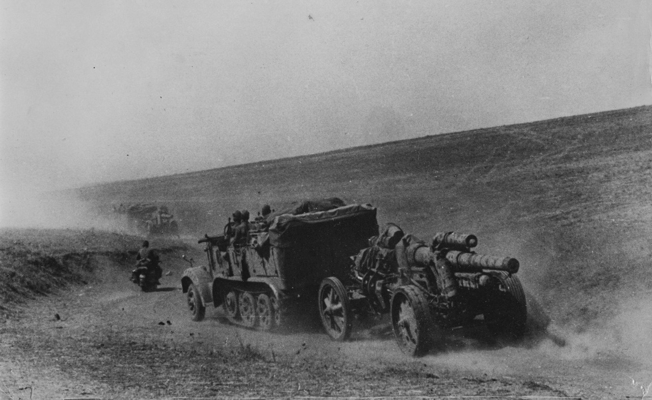 Немецкие тягачи Sd.Kfz. 8, буксирующие 150-мм гаубицы sFH 18 на марше. Сталинград. 1942 г.