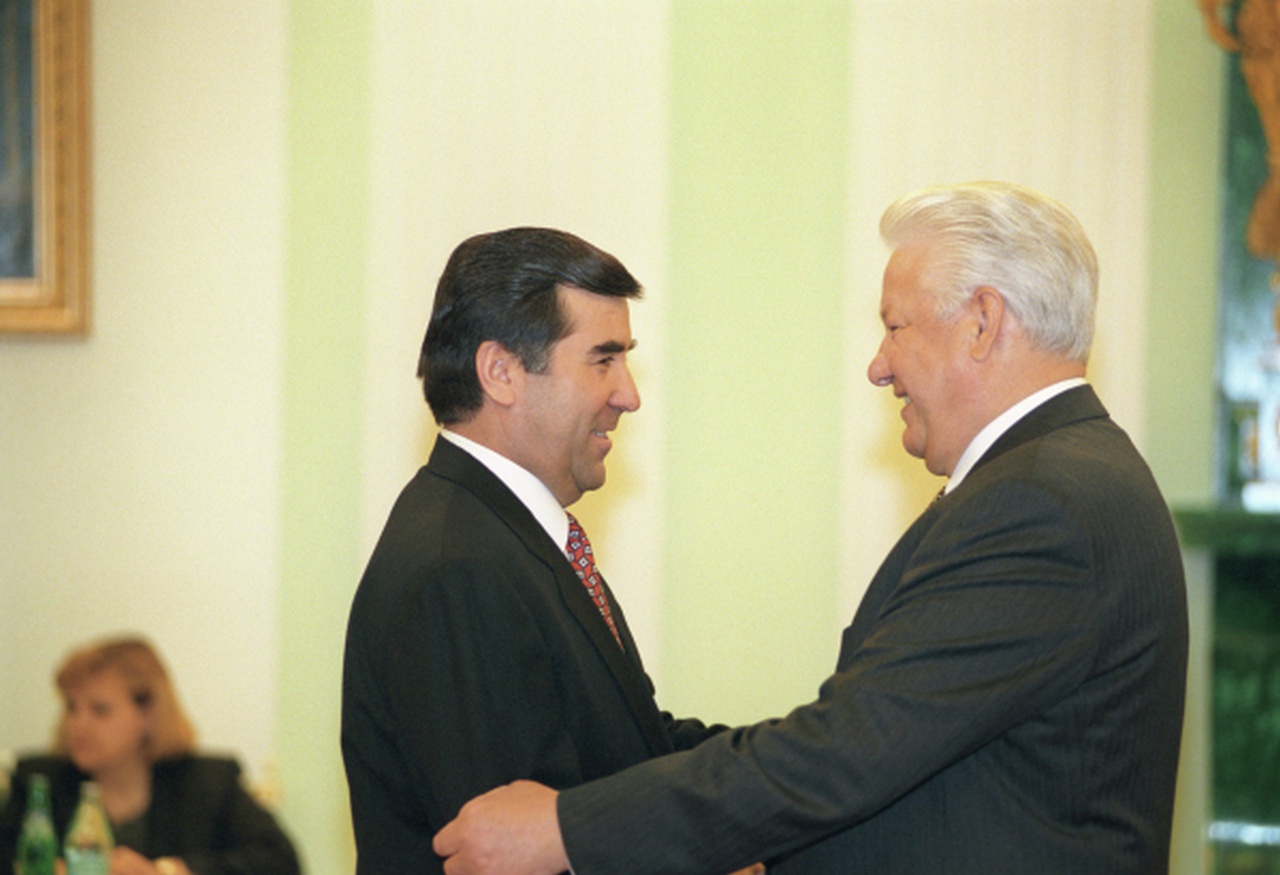 В начале 90-х Эмомали Рахмонов вошёл в круг постсоветских президентов.